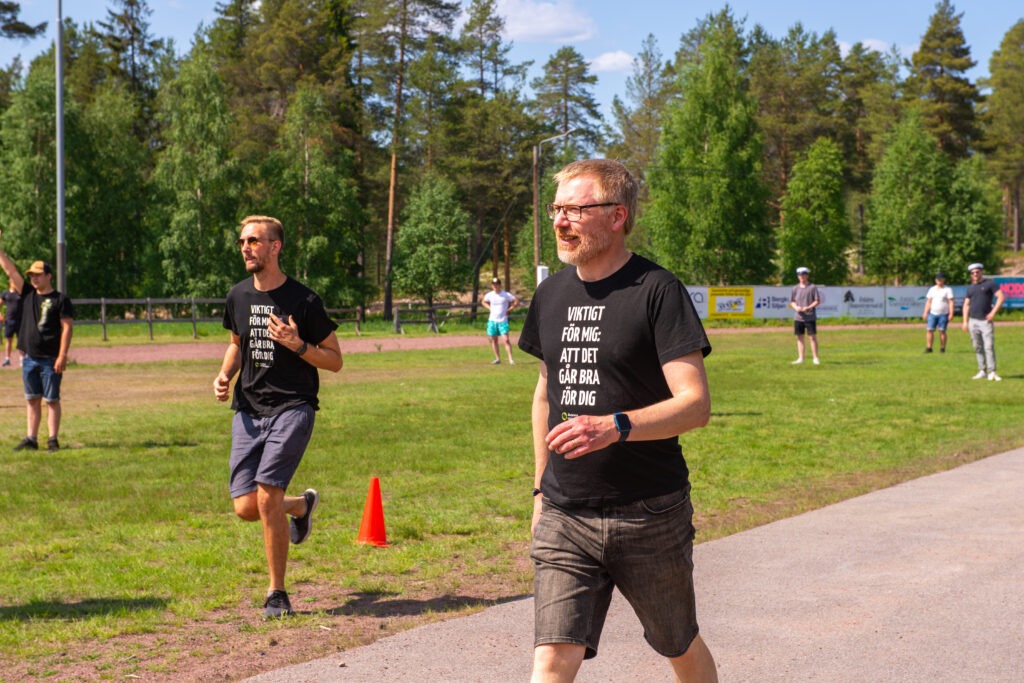 Personal på Älvdalens Utbildningscentrum under en brännbollsmatch. På tröjorna står det: Viktigt för mig att det går bra för dig.