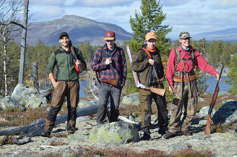 Jaktgymnasiet - fyra jägare som står på fjället redo att ge sig ut och jaga!