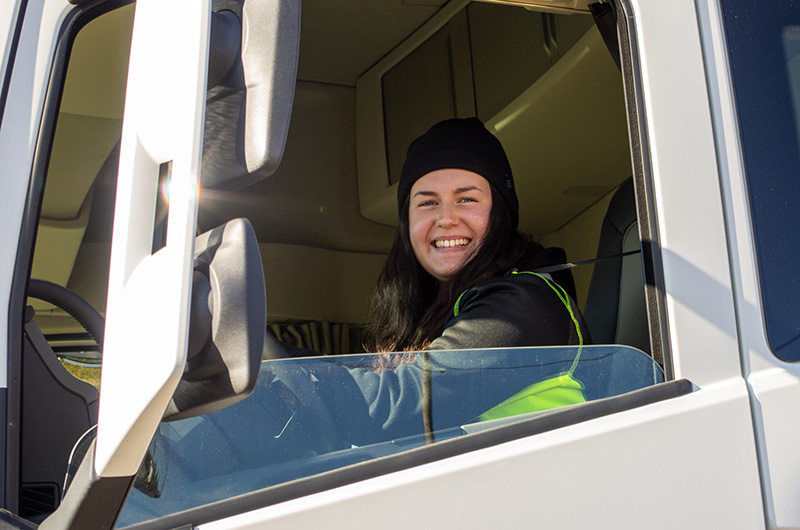 Transportgymnasiet - En glad elev som sitter i lastbilshytten, redo att ge sig ut på vägarna.