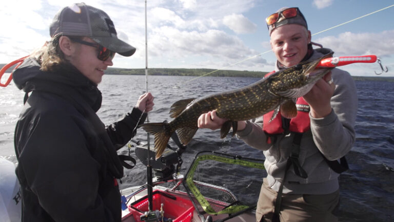 Två elever på Fiskegymnasiet har fått en stor gädda under utbildningen inom sportfisketurism i Älvdalen.