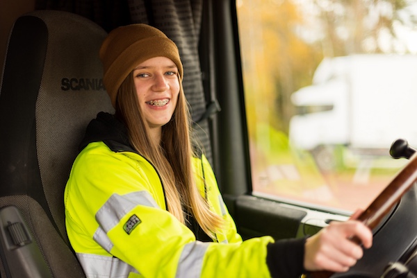 Transportgymnasiet - en glad transportelev kör lastbil.