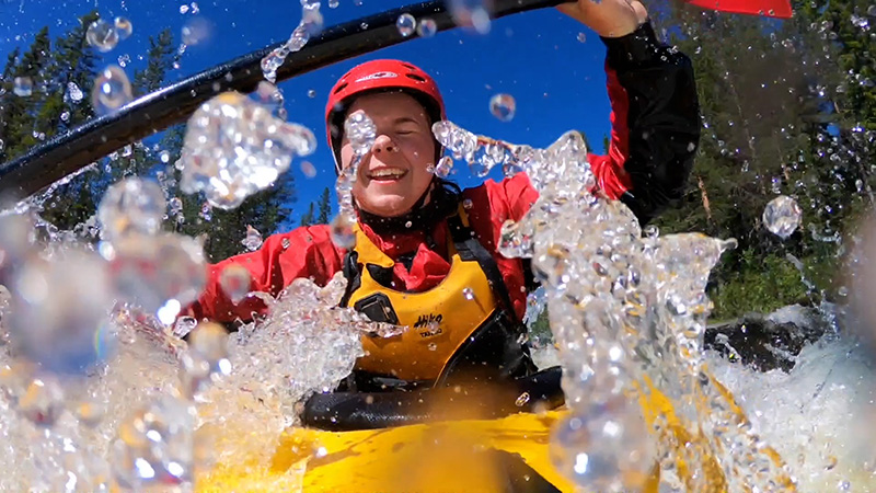 Äventyrsgymnasiet - en av våra elever som paddlar kajak i en fors under en lektion i paddling.