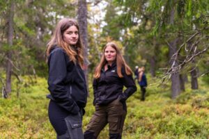 Två elever på Jaktgymnasiet i Älvdalen är ute i skogen med klassen.